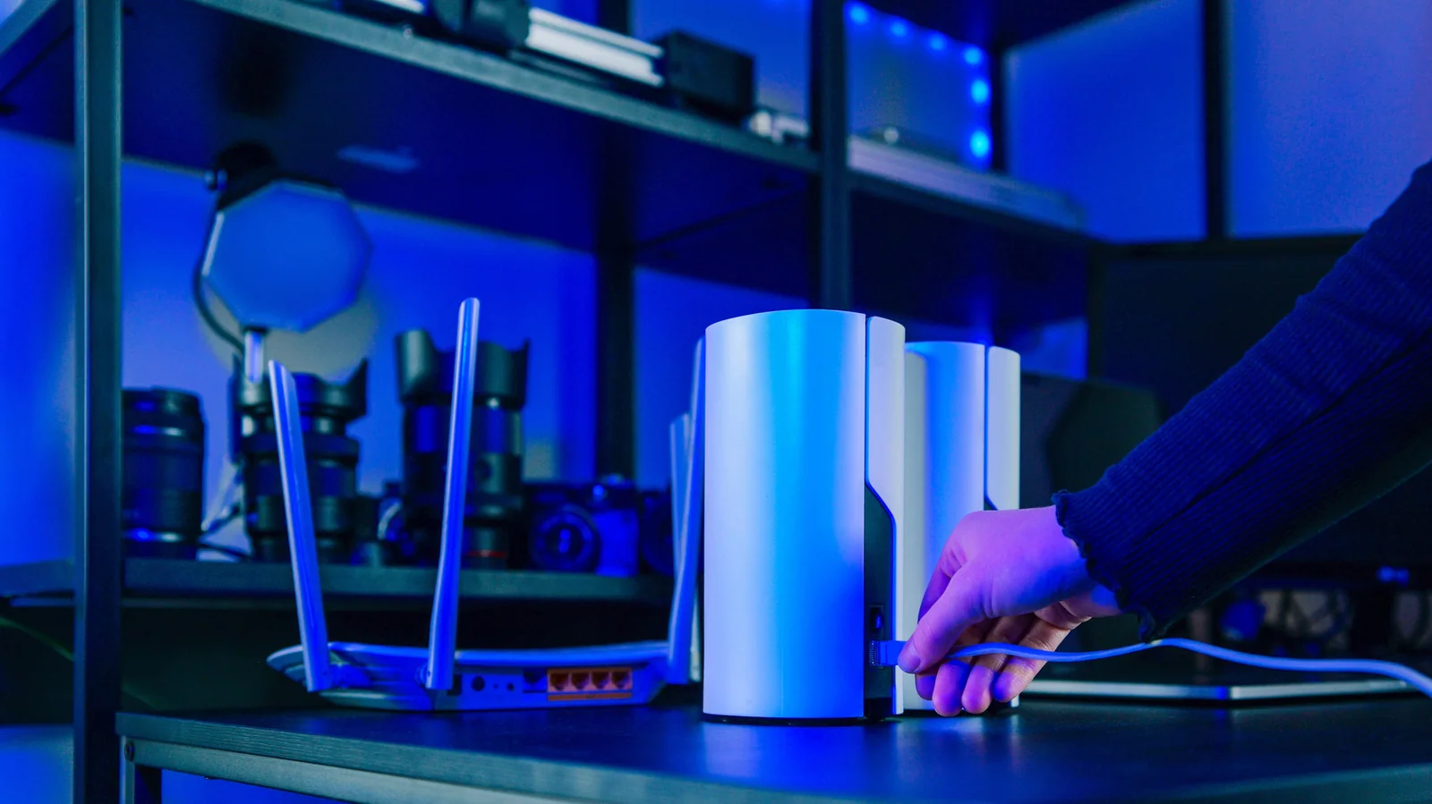 Why Mesh Wi-Fi Routers Hide Their Antennas Inside