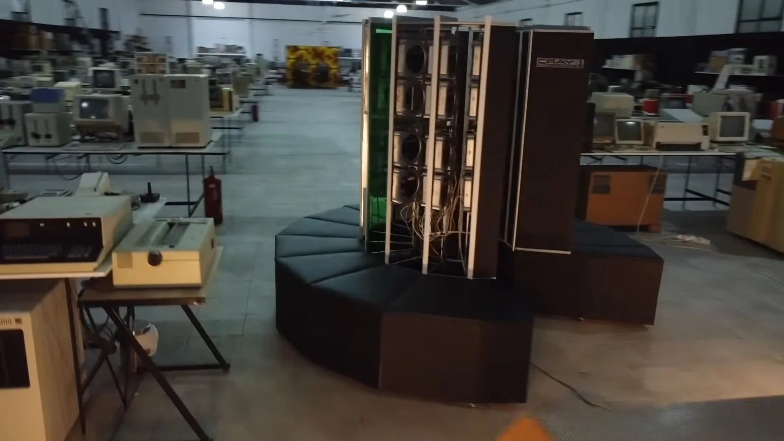 Cray-1 Supercomputer Replica Built Using 30 Vintage Mac Minis