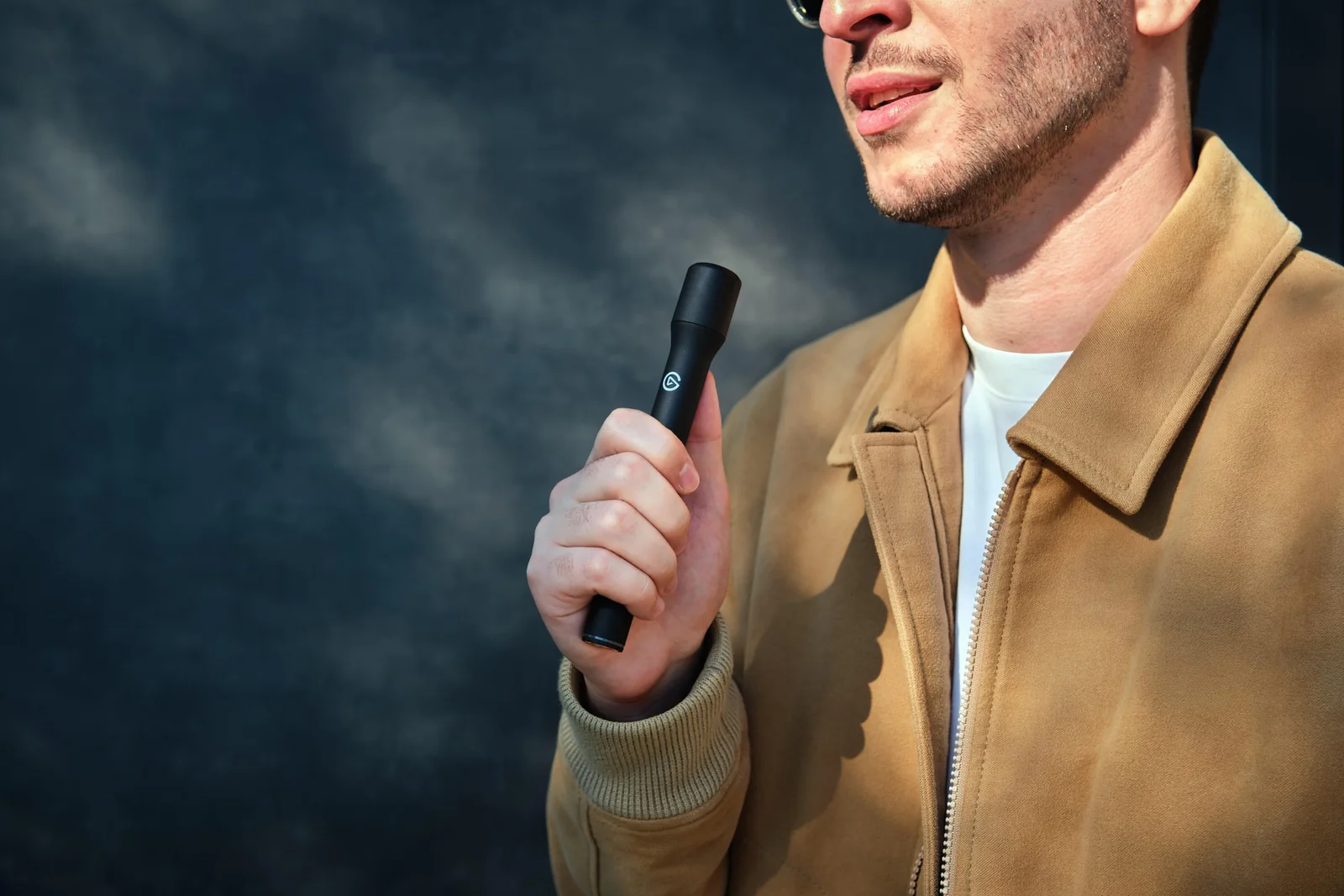 The Wave Go can slot into the top of Elgato’s Smart Handle to transform into a full-size interview mic.