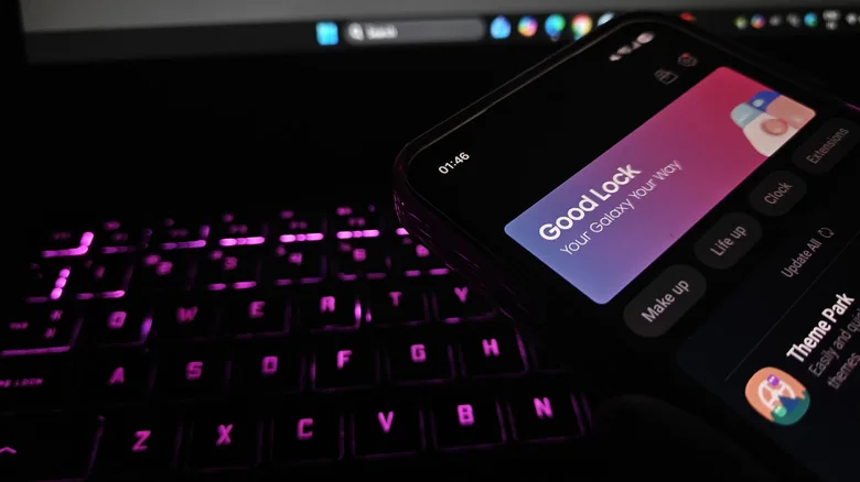 Good Lock on a Samsung phone held near in a keyboard.