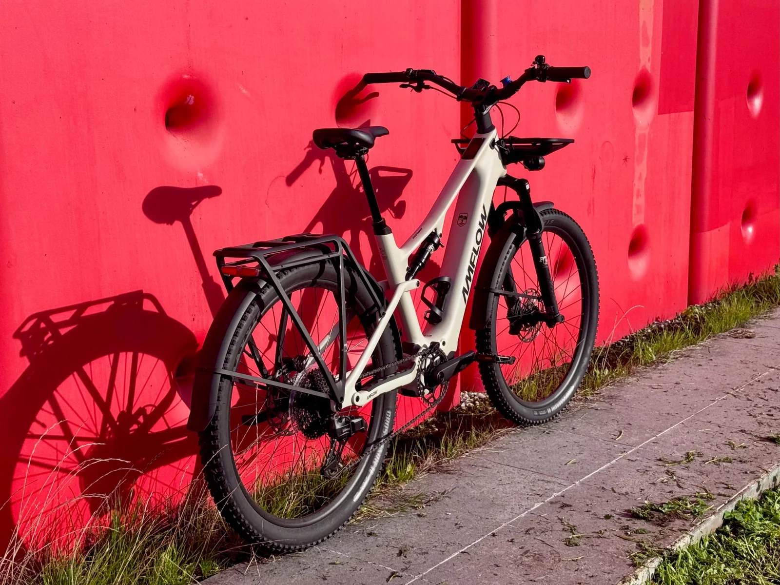 <em>The rear rack is rated for 27kg (60lbs)</em>.