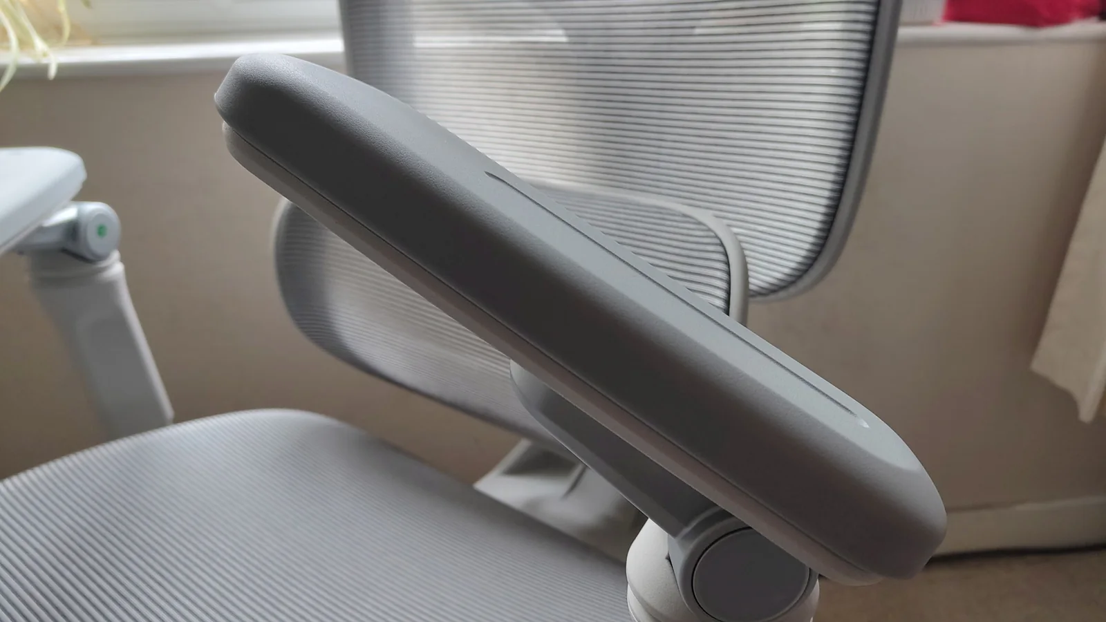 Testing the Boulies EP600 office chair in a home office