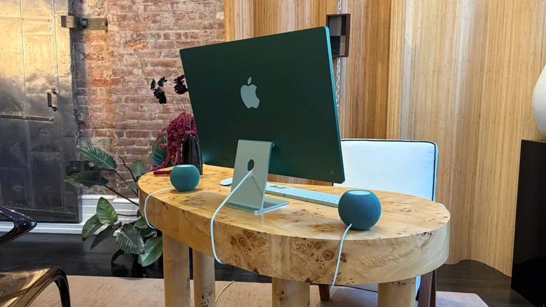 A green iMac with matching HomePod mini 2 speakers.