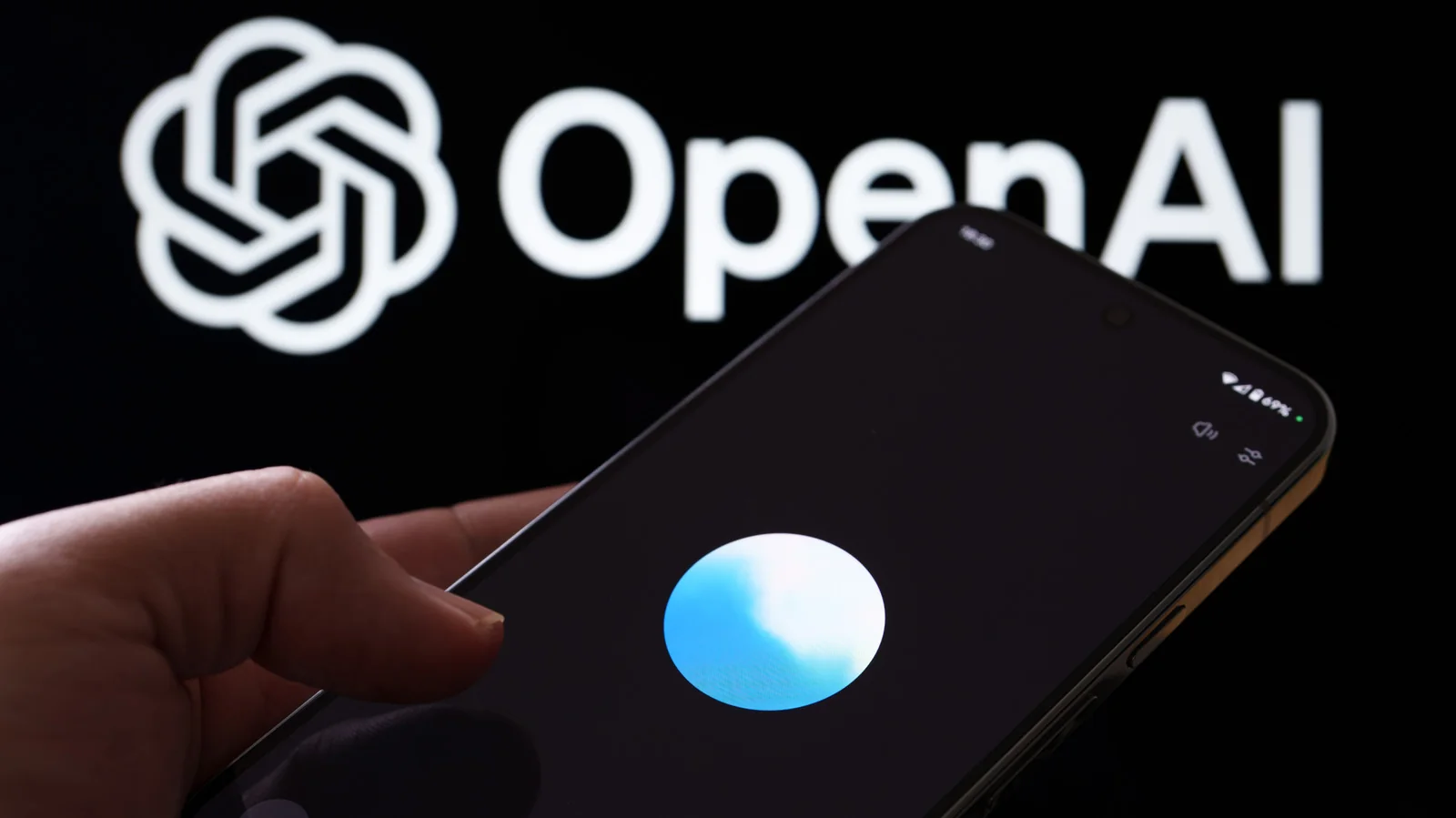Gemini Live vs. ChatGPT Voice: Which AI offers a more natural conversation?
