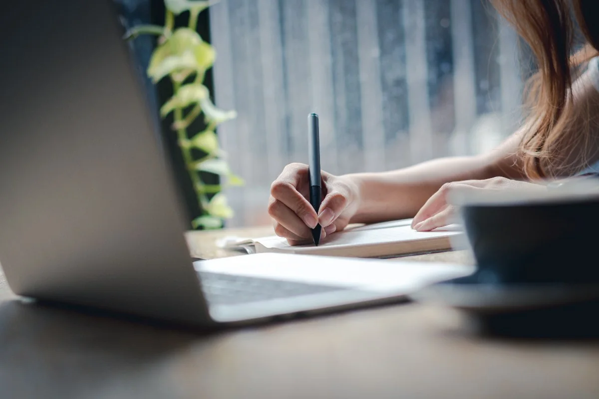 Identifying AI Writing: How Models Leave Telltale Linguistic Patterns