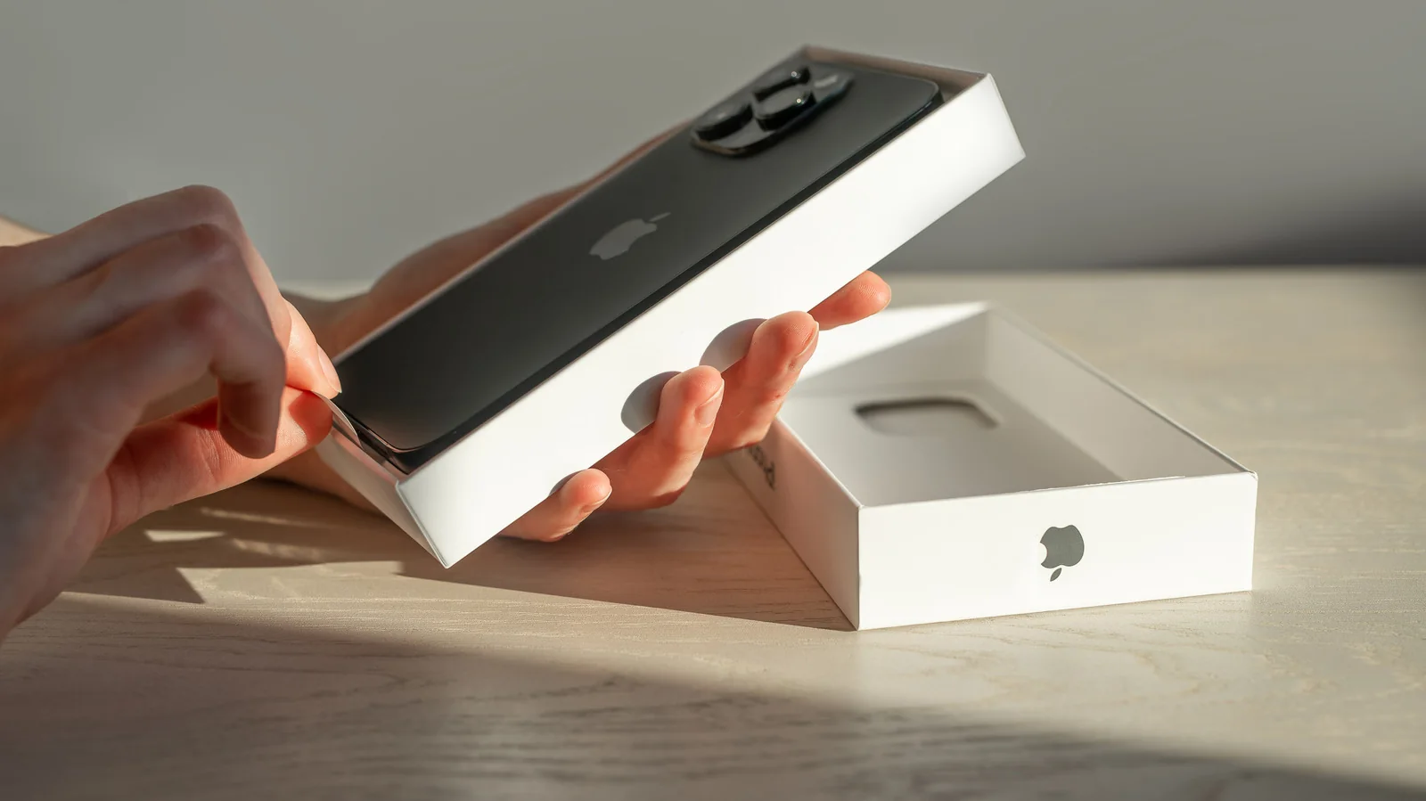 Leasing vs. Buying a New iPhone: Which is Better for Annual Upgrades?