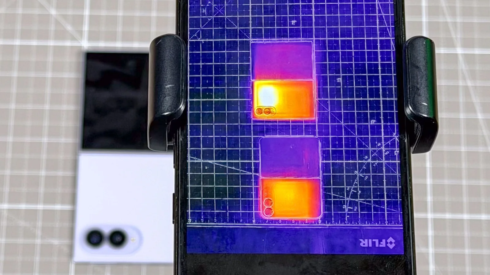 iPhone Duo vs. Galaxy Z Fold 8: Thermal Test Reveals Performance Winner