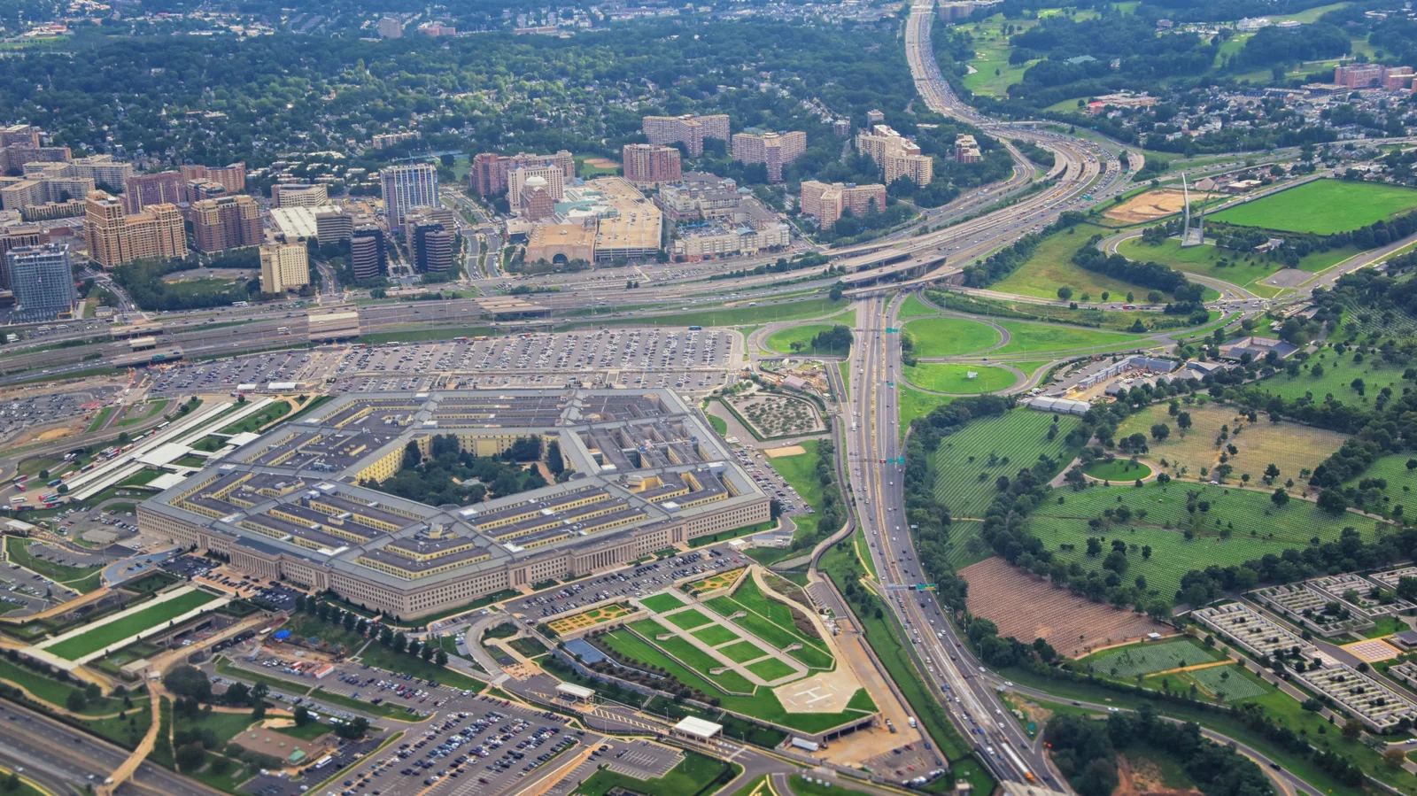 Elon Musk and Palmer Luckey to Advise Pentagon on Future Warfare