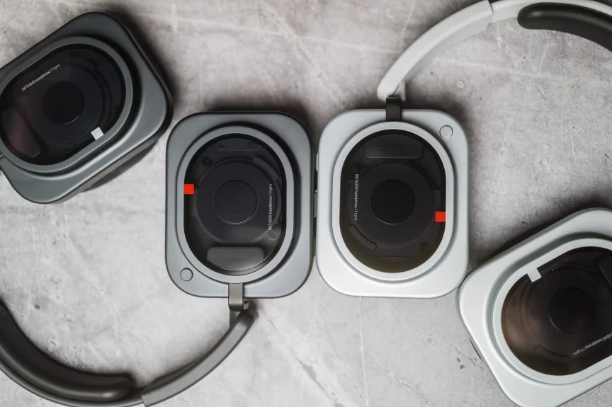 The black and white color options of the Nothing Headphone (1) shown side by side.