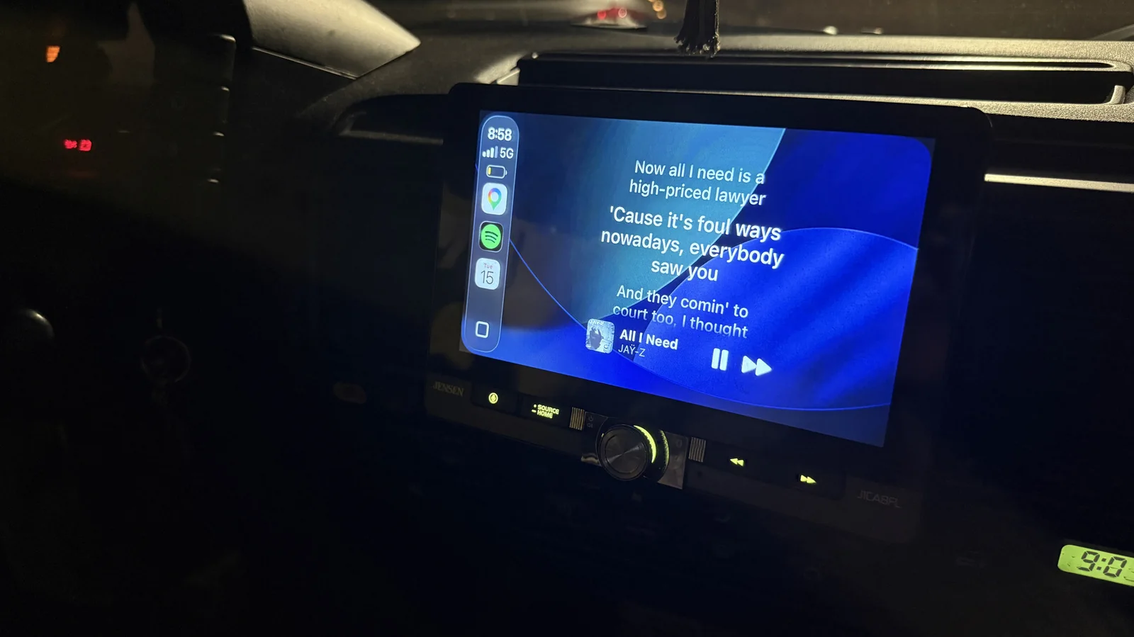 This Little-Known App Displays Song Lyrics on Apple CarPlay