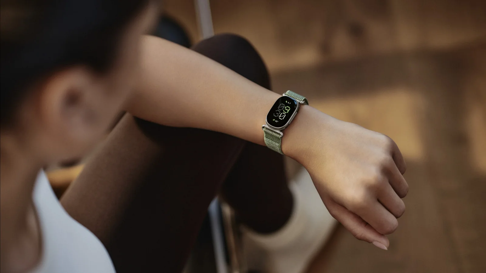Google Unveils Fitbit Edge Fitness Tracker with Replaceable Battery and AI Health Coach