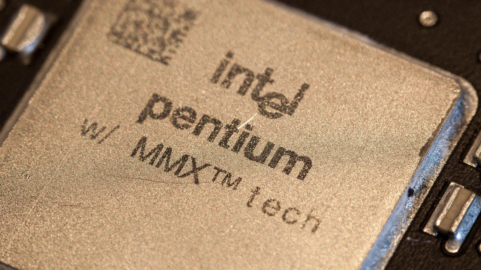 YouTuber Escapes Modern AI Hardware Fatigue by Rebuilding a 1996 Retro PC