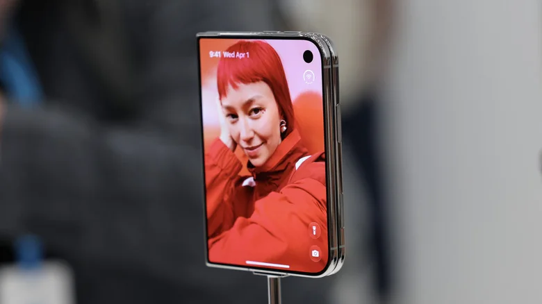 The front screen on a closed iPhone Duo.