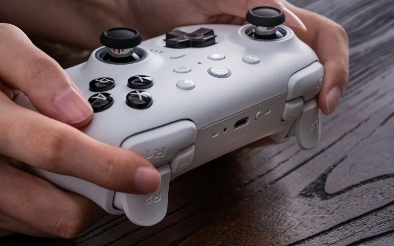 The Ultimate 2 controller's shoulder array.