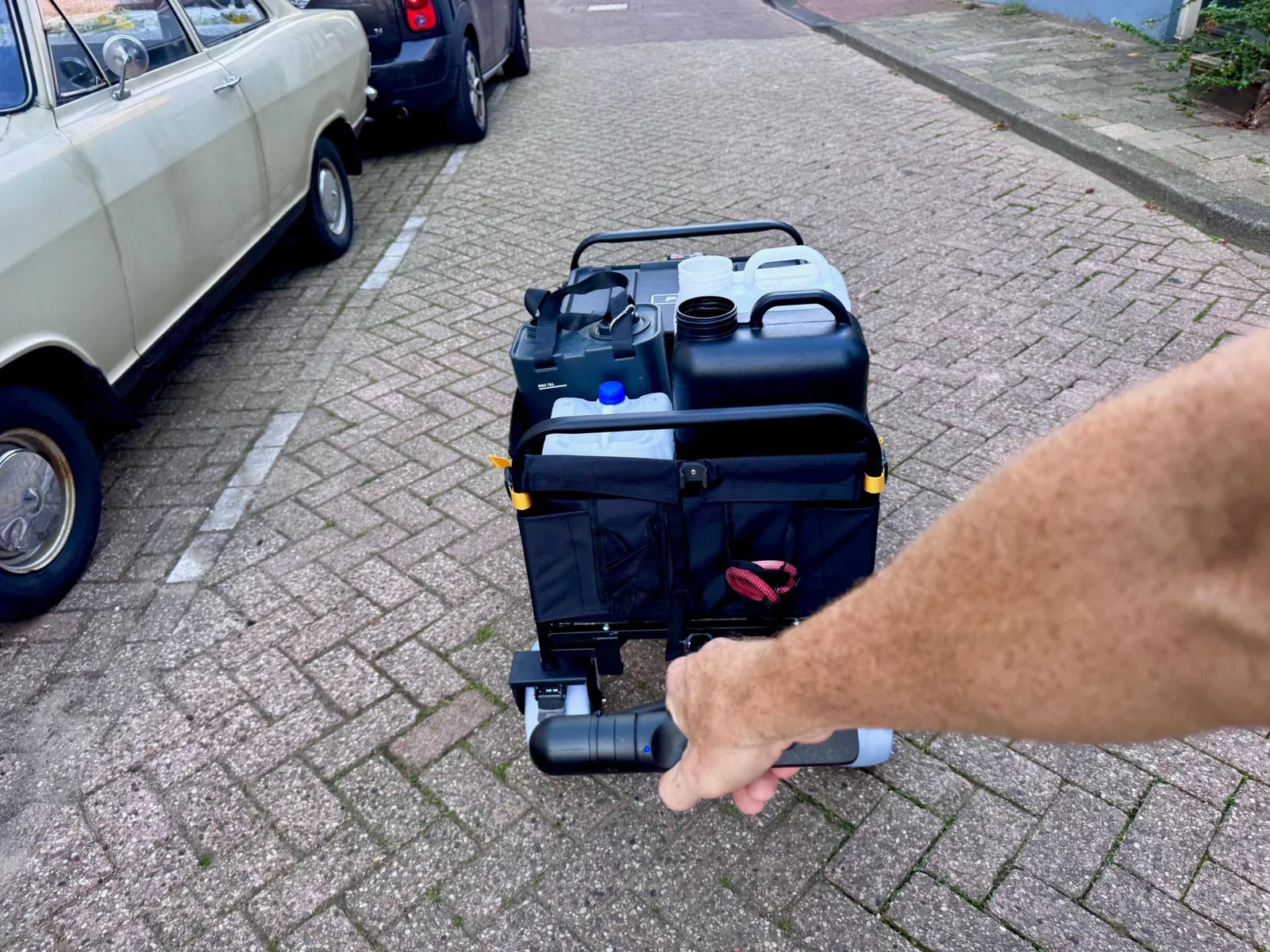 <em>A clever trigger under the handle makes powering the wagon intuitive.</em>