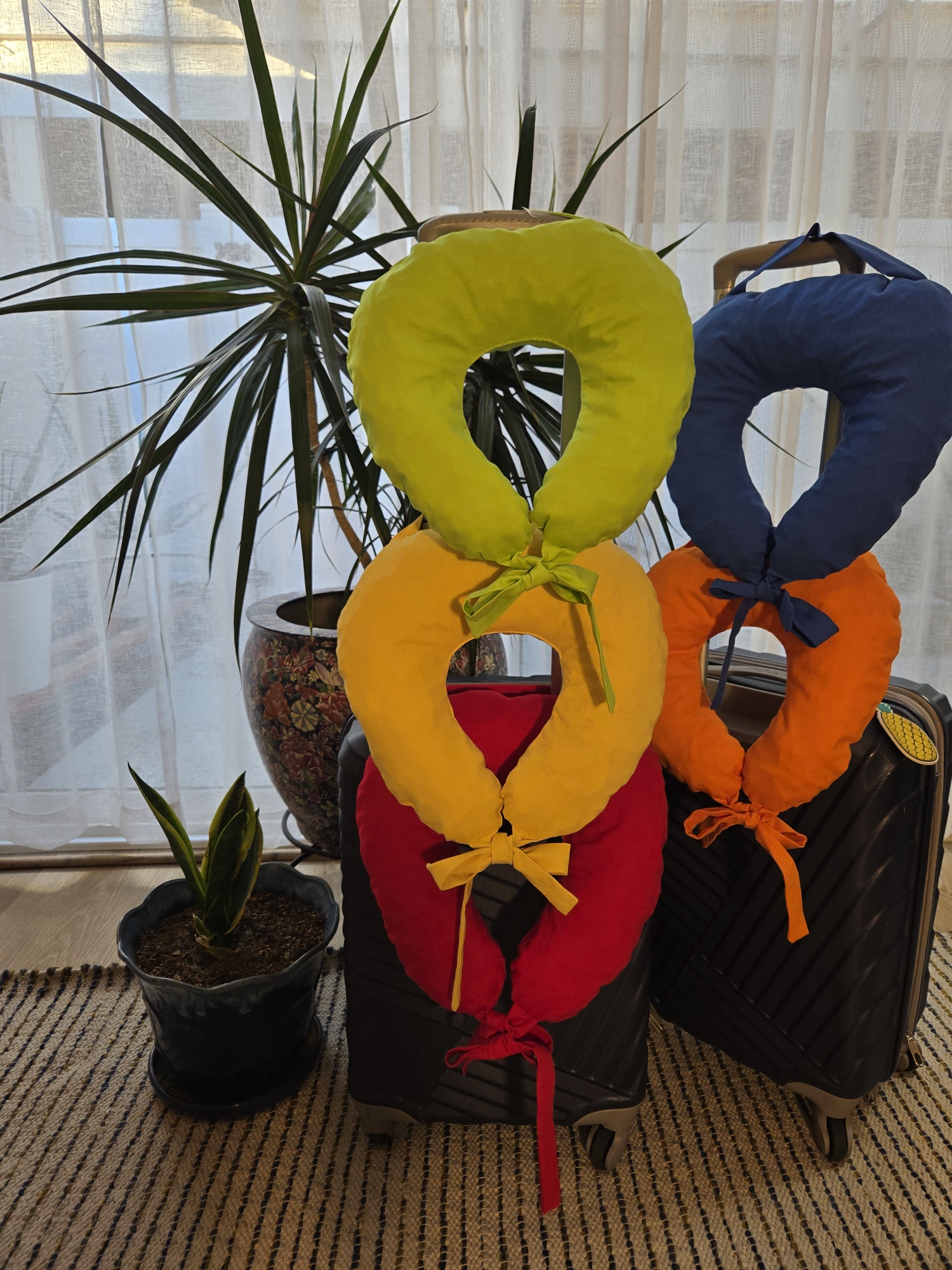 Color Splash Neck Pillow