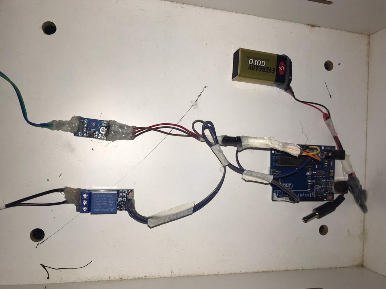 Battery, Arduino Uno, relay and humidity sensor