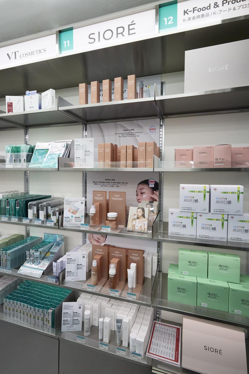 SIORÉ NMN賦活泡泡化妝水＋日常保養用品合照