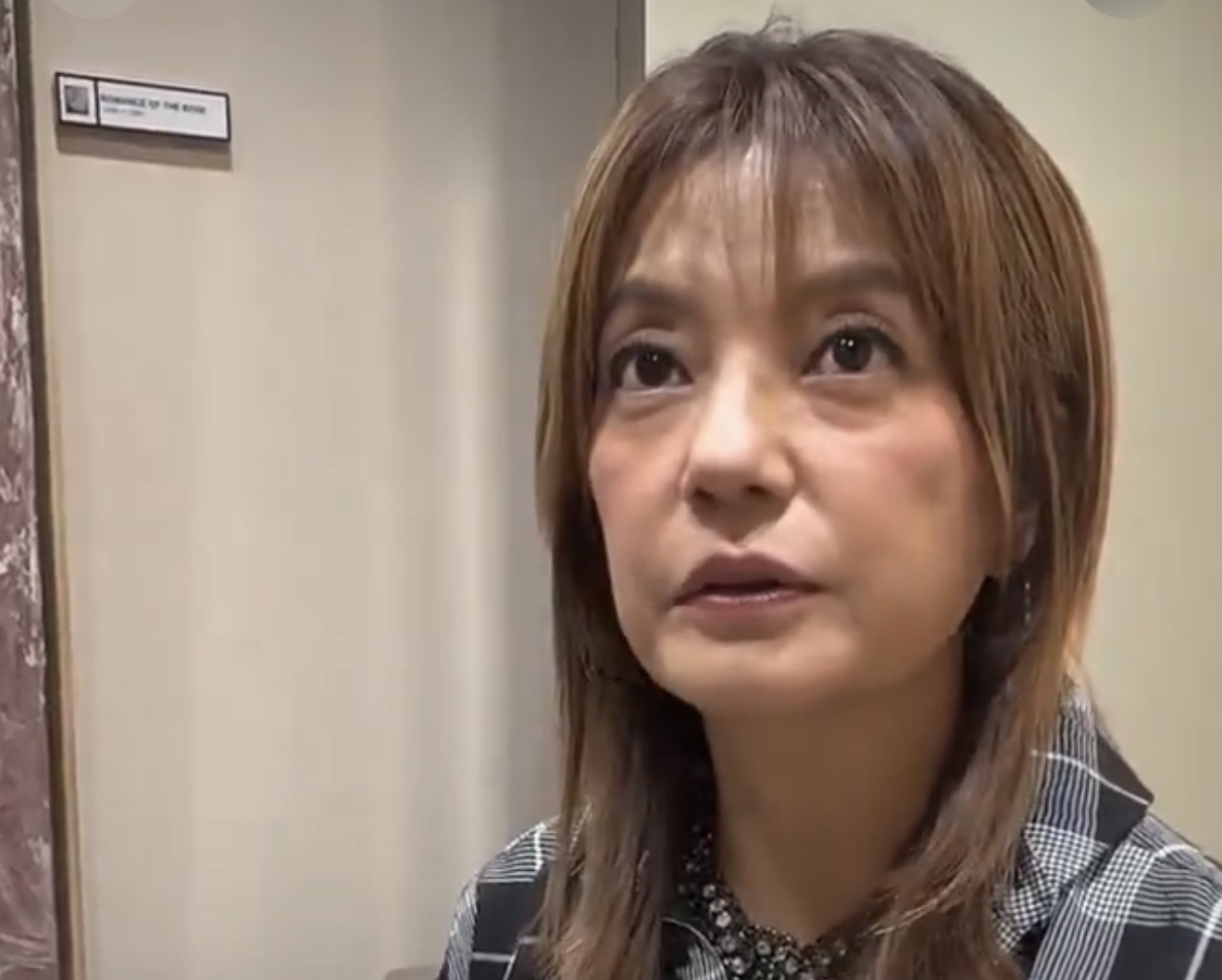 赵薇新加坡罕见露面，18亿元担保旧案再被翻出