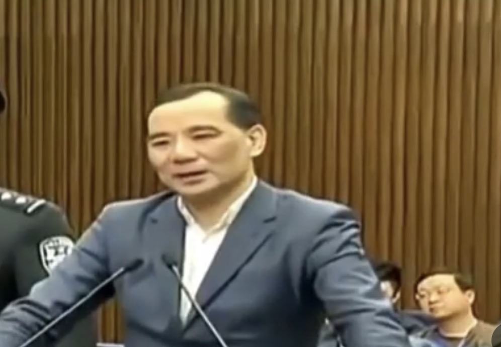 安邦原董事长吴小晖庭审落泪旧视频再流传，652亿元骗局和三段婚姻之争