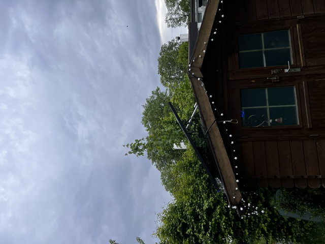 Gesamtansicht – Gartenhaus mit aufgestelltem PV-Panel