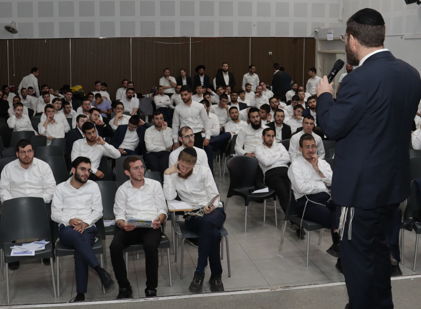 הרב יצחק מטלון מרצה בפני קהל בחורים