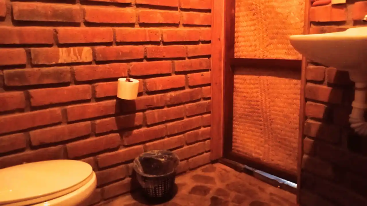 Baño privado de forma circular en Posada Tololocha