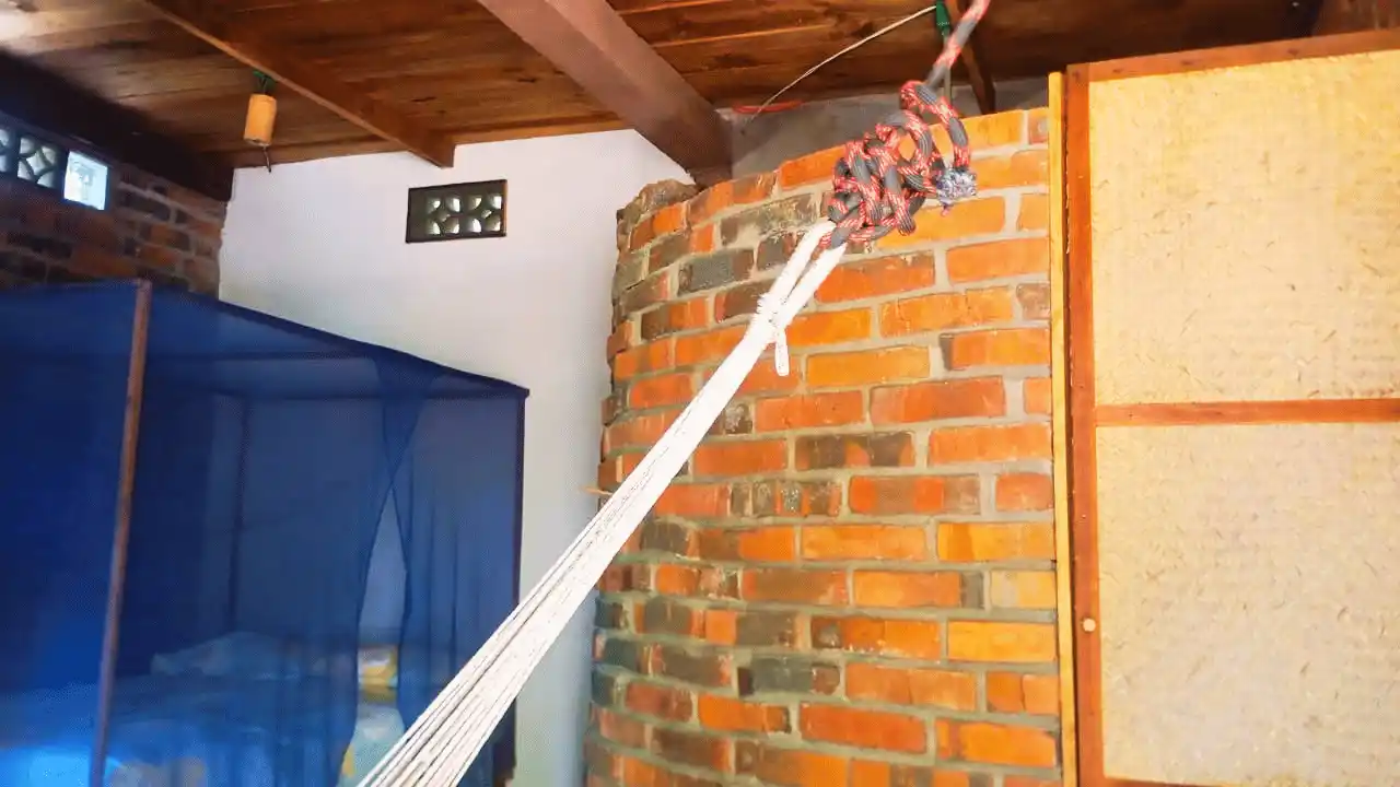 Interior de una habitación de Posada Tololocha con cama matrimonial