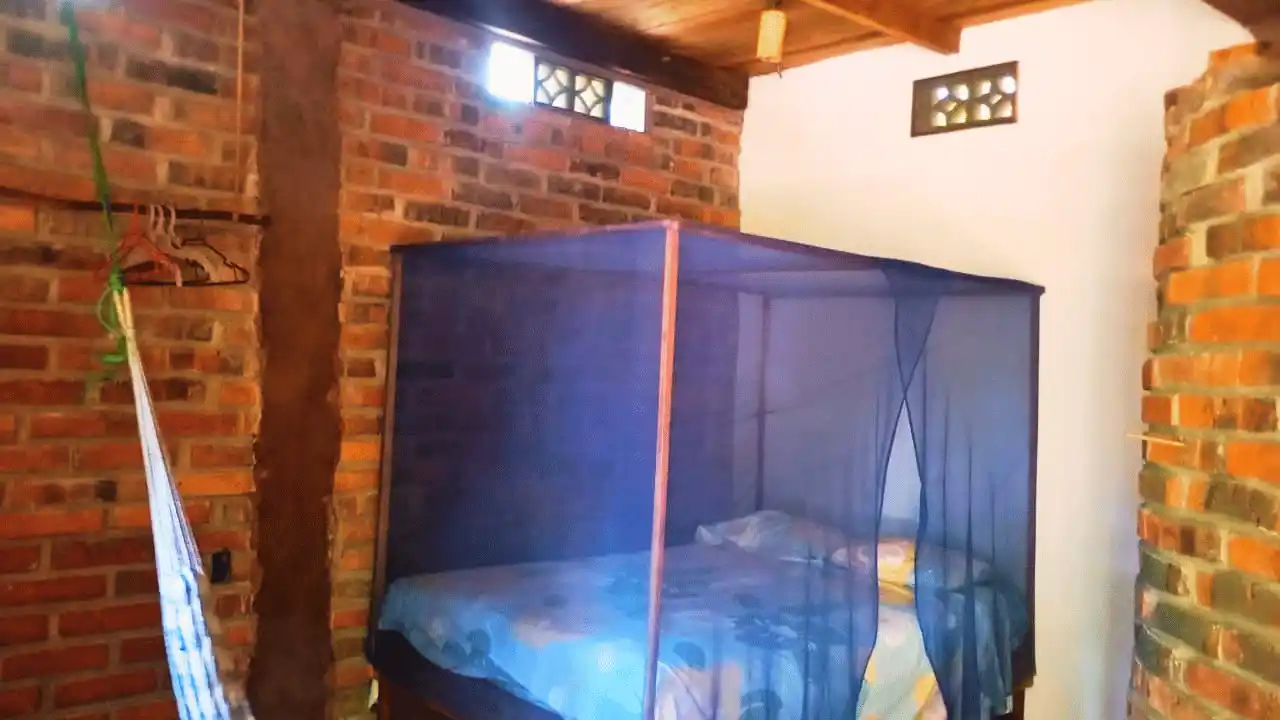 Habitación rústica de Posada Tololocha con ladrillo rojo
