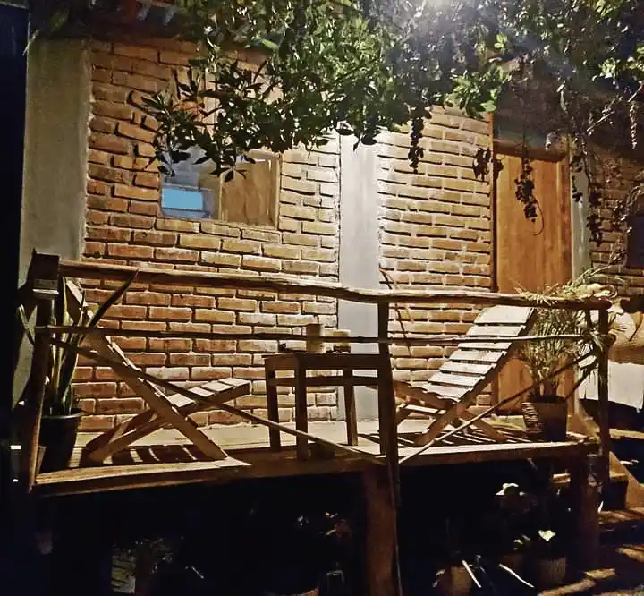 Exterior de ladrillo rojo de Posada Tololocha en Mazunte