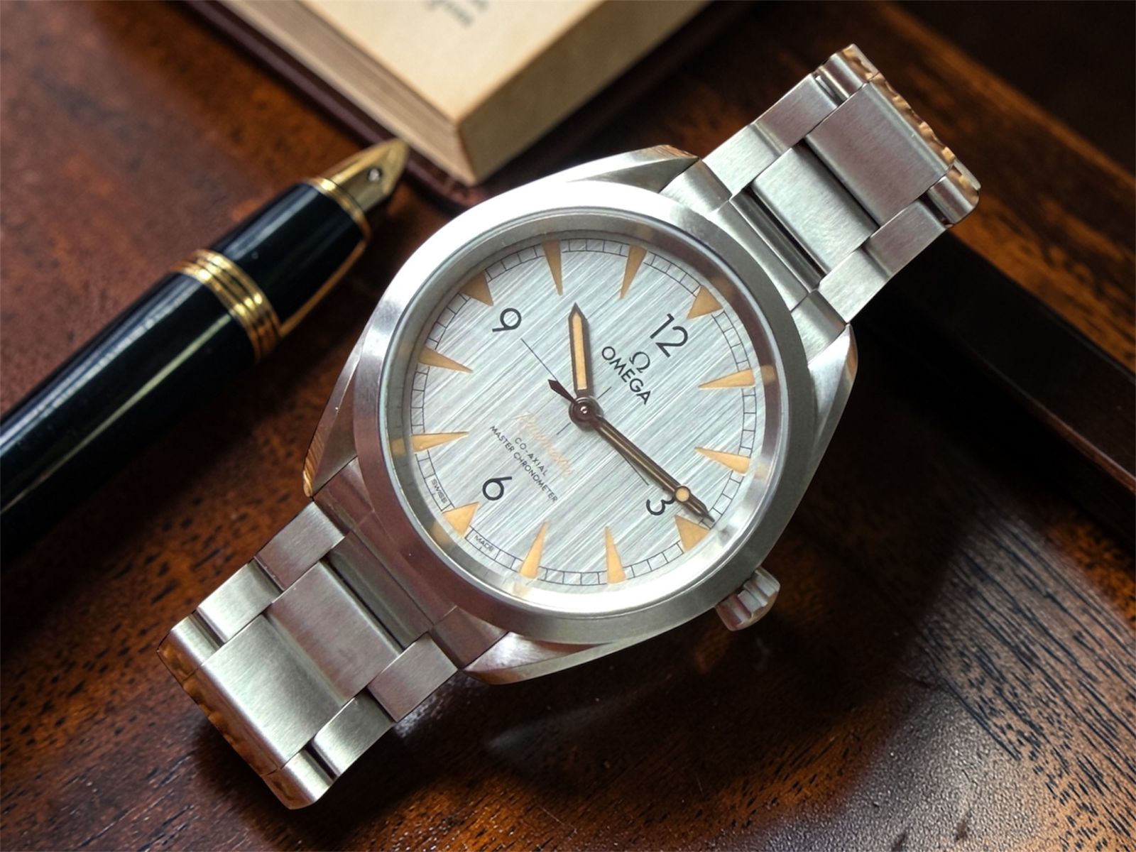 Omega Railmaster sobre una superficie de madera