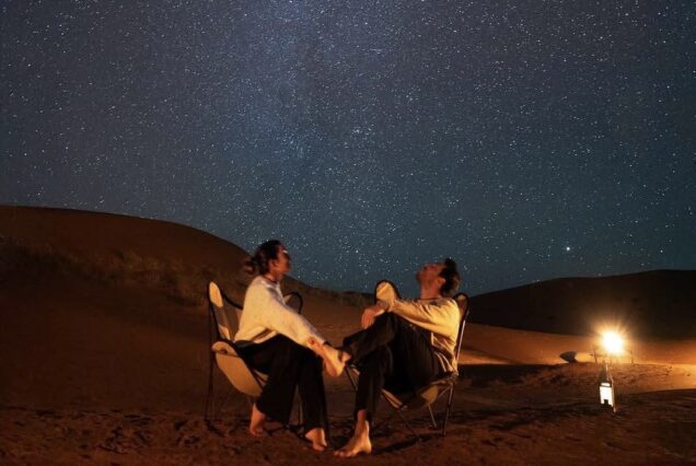 Coppia che ammira le stelle nel deserto di Merzouga