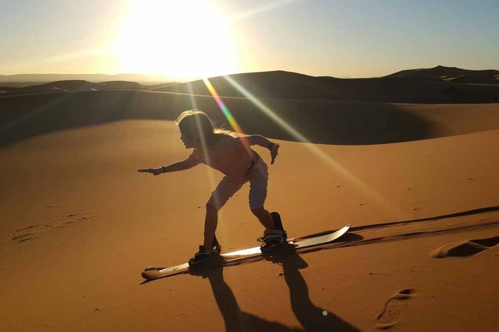 Sandboard al tramonto sulle dune di Merzouga