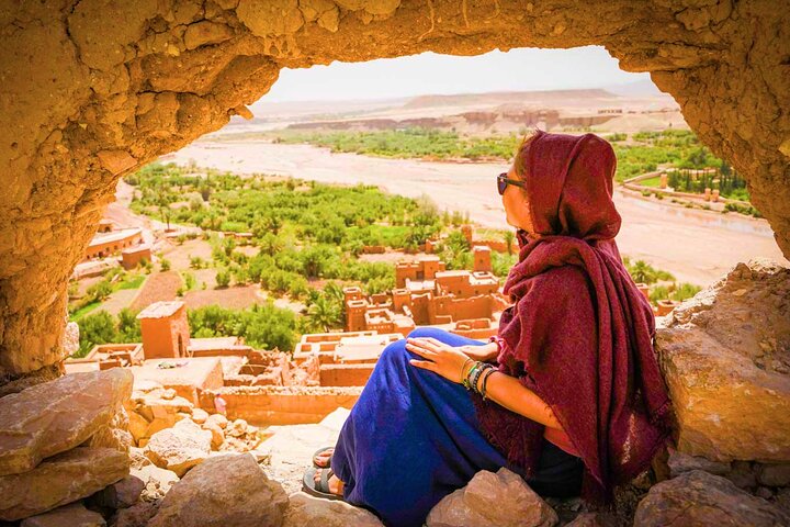Vista sull'oasi di Aït Benhaddou da una finestra della Kasbah