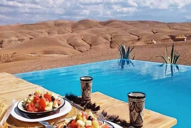 Piscina a sfioro con vista sulle colline del deserto di Agafay