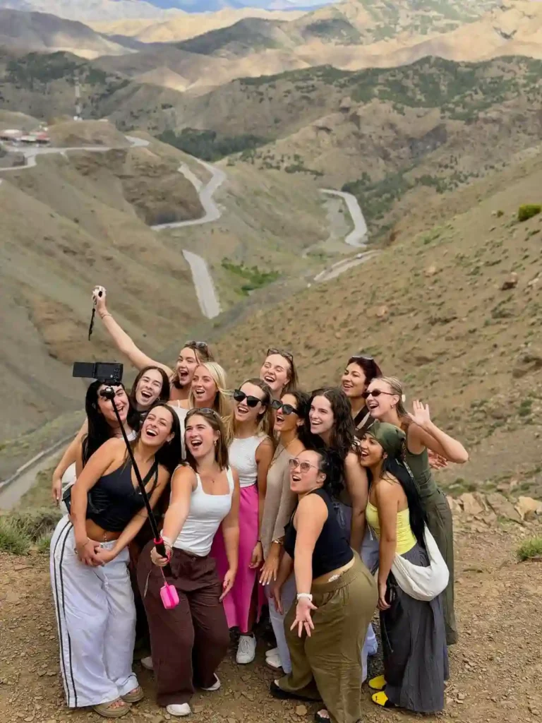 Foto di gruppo con vista sulle montagne dell'Atlante