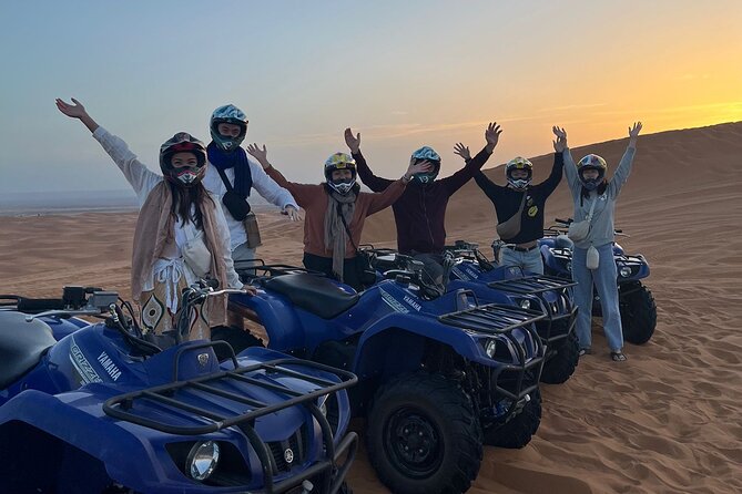 Gruppo in quad al tramonto sulle dune di Merzouga