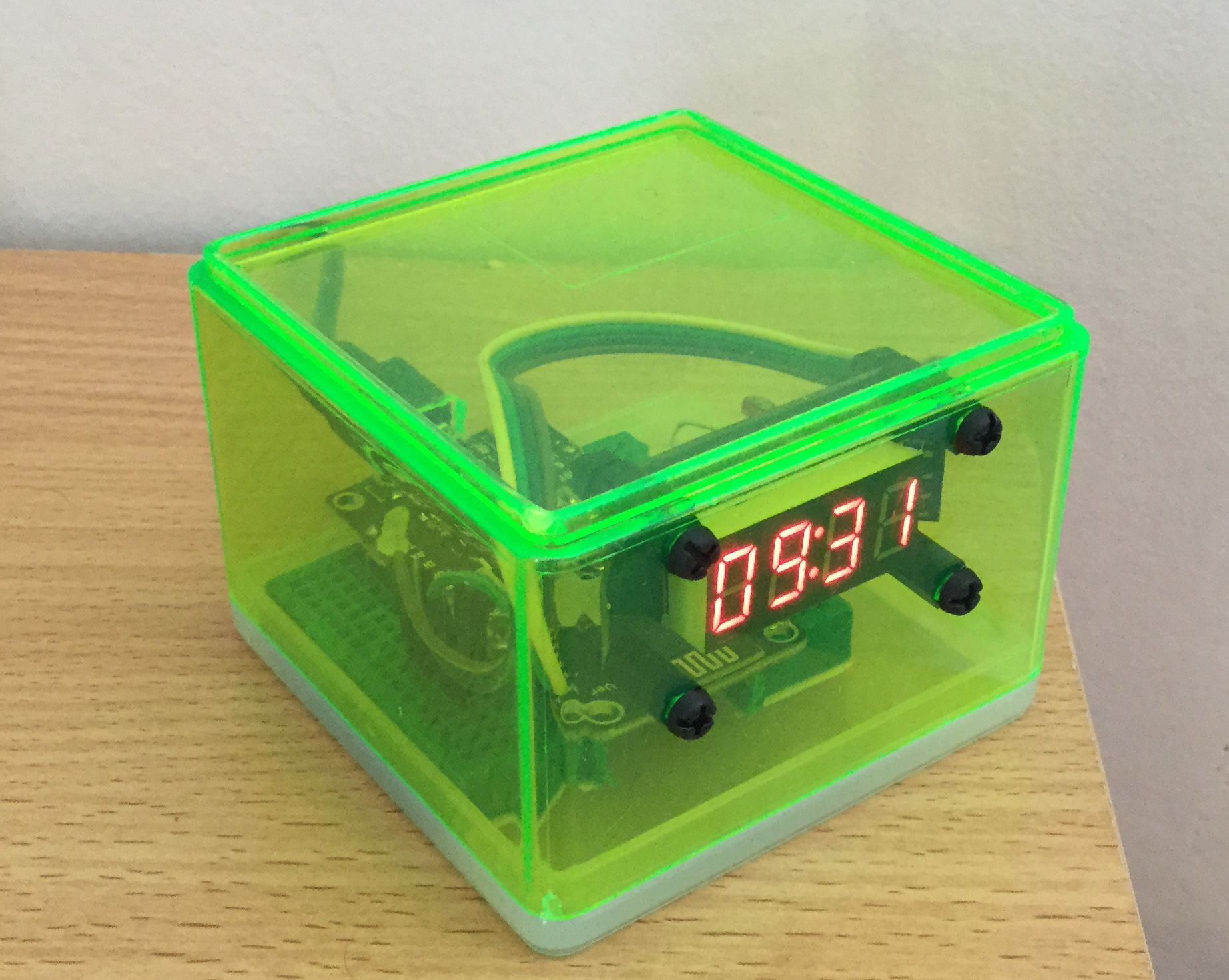 Self-setting NTP clock with auto-dim function