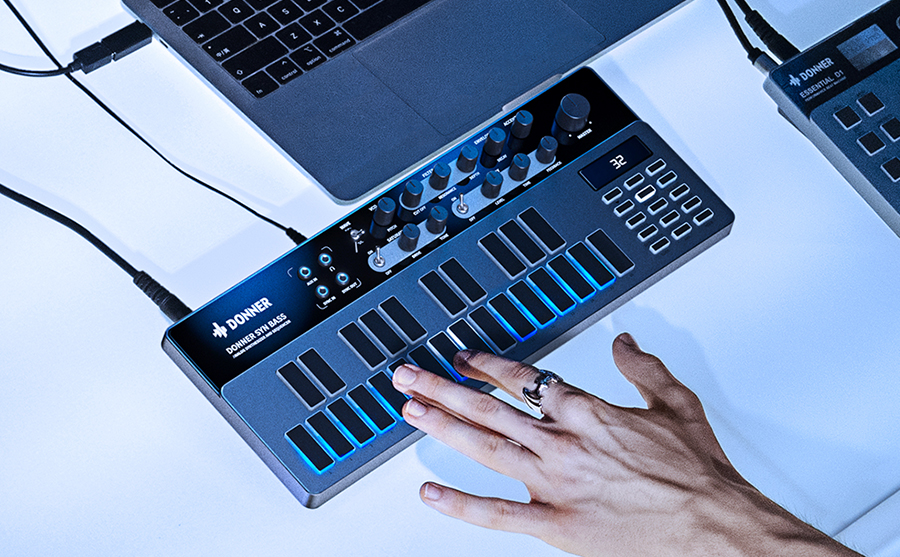 donner b1 bass synthesizer