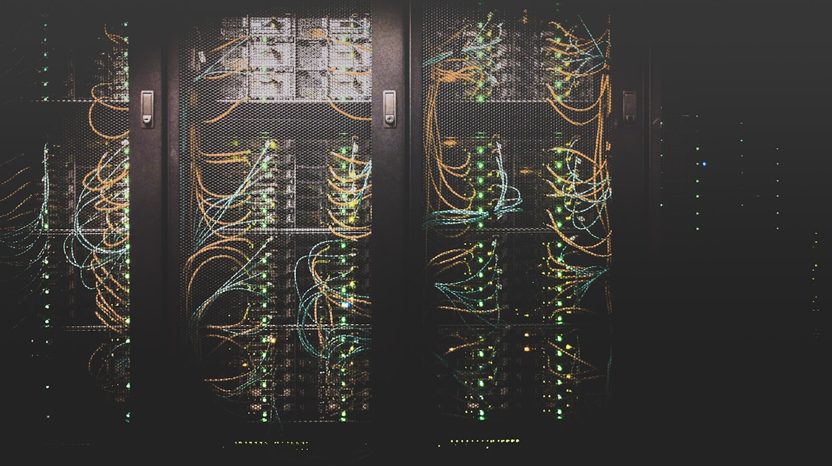 Servidores en rack con luces LED azules