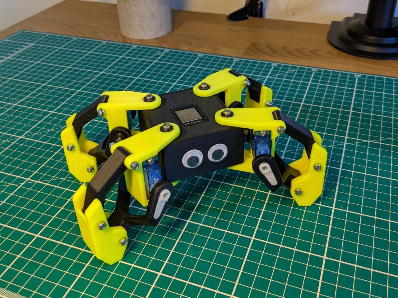 MiniKame升级版，ESP32控制的8DOF四足机器人。更强大的处理能力，更稳定的步态控制。