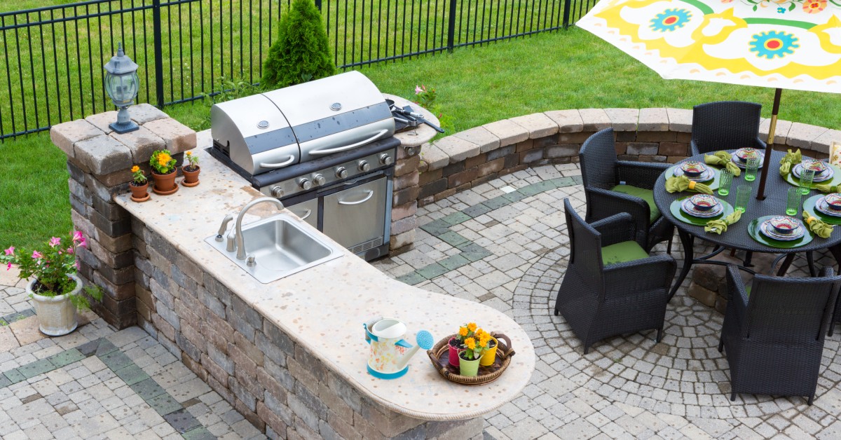 Outdoor Kitchen & Grill