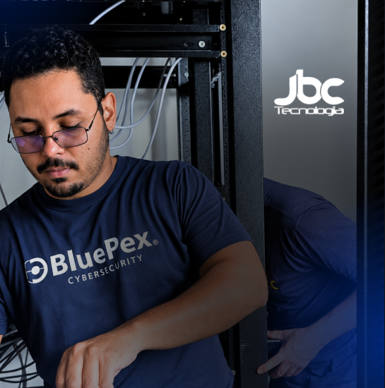 Equipe técnica trabalhando em infraestrutura de tecnologia
