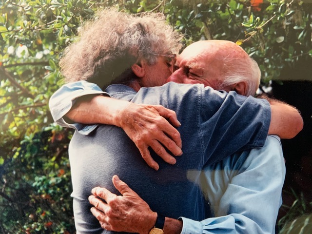 Humberto Maturana and Heinz von Foerster embracing at Rattlesnake Hill