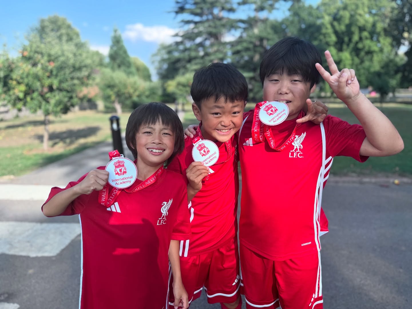 リバプールFCのユニフォームを着た子どもたちとコーチ
