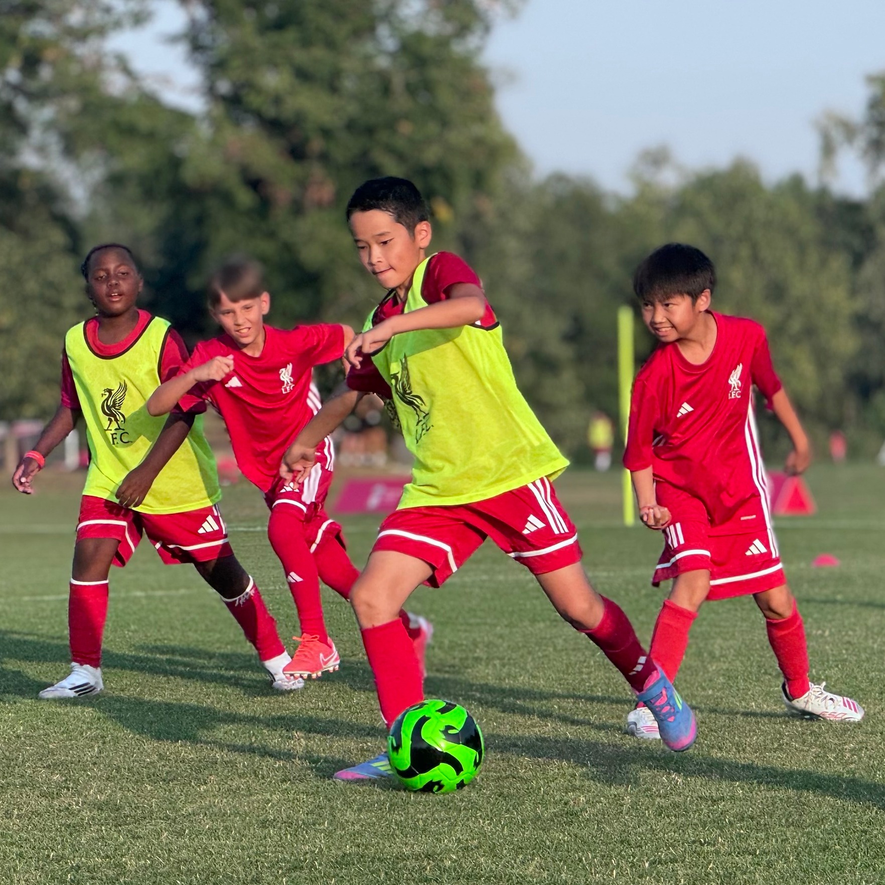 リバプールFCサッカースクール北千住校でサッカーを楽しむ子ども