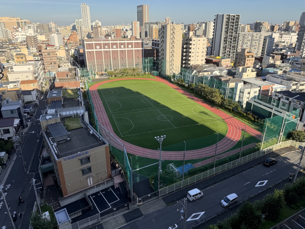 帝京科学大学 千住キャンパスの人工芝グラウンド