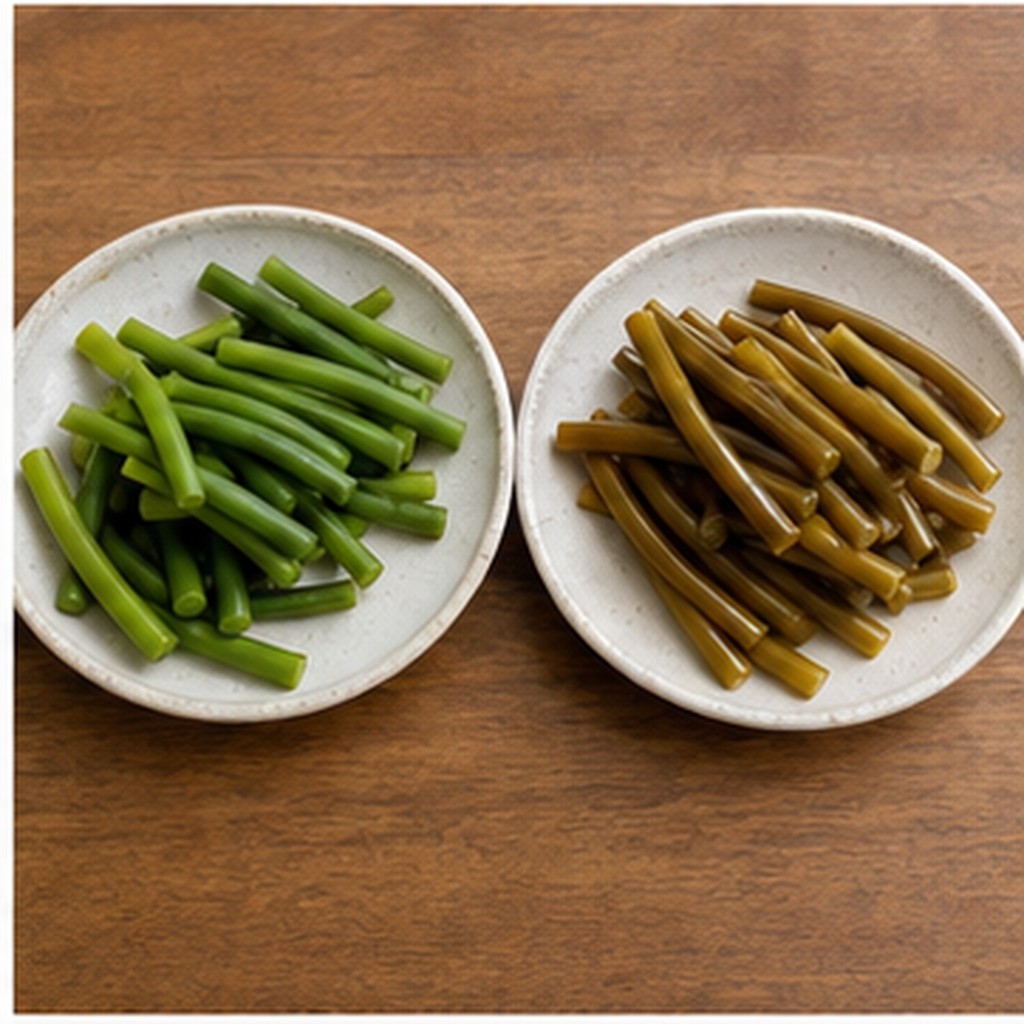 마늘쫑장아찌 숙성 전후 색 차이를 비교한 접시 실사 사진