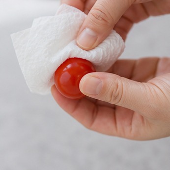 방울토마토보관법 보관 날짜 라벨을 확인하는 주방 실사 사진