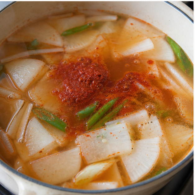 꽃게탕 육수에 무와 양념을 넣는 사진